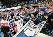 Die Spieler des EVZ werden von Klein und Gross in der Bossard-Arena und draussen beim Public Viewing auf dem Arena-Platz angefeuert. (Bild: Stefan Kaiser (Zug, 17. April 2017))