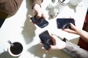 Einen Kaffee oder den Wocheneinkauf mit dem Handy bezahlen: Das machen die neuen Bezahl-Apps möglich. (Bild: Getty / Tara Moore)