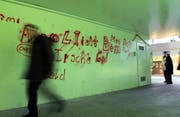 Sprayer waren in der Bahnhofunterführung in Baar am Werk. (Bild Werner Schelbert/Neue ZZ)