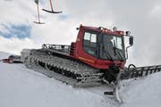 Kässbohrer stellt unter anderem auch solche Pisten-Bullys her, die in vielen Skigebieten, wie hier auf Melchsee-Frutt, zum Einsatz kommen. (Bild: Robert Hess (Melchsee-Frutt, 12. März 2013))