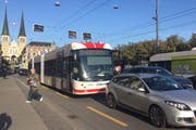 Beim Schwanenplatz war um 17.15 Uhr für Autos und Busse kein Vorwärtskommen. (Bild: Stefanie Nopper/luzernerzeitung.ch)