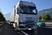 Der Lastwagen wurde beim Aufprall ebenfalls beschädigt. (Bild: PD/Kantonspolizei Nidwalden)