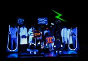 Kreativ und erfolgreich beim nationalen Wissenschaftswettbewerb: Zuger Kantischüler bei ihrer Vorführung mit UV-Licht. (Archivbild Stefan Kaiser)