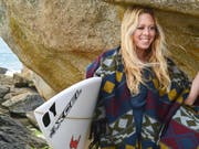 Von der Wirtschaftslehrerin zur surfenden Filmemacherin: die Luzernerin Alena Ehrenbold. (Bild: PD/Yohann Strullu)