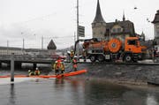 Damit sich das Öl nicht weiter ausbreitet, rückte die Feuerwehr an und errichtete eine Ölsperre. (Bild: pd)