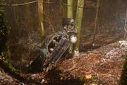 Das Auto stürzte einige hundert Meter tief. (Bild: Kantonspolizei Nidwalden)