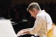 Pianist Oliver Schnyder spielte gestern Nachmittag in Alltagskleidung Sätze aus allen fünf Klavierkonzerten von Beethoven. (Bild: Ingo Höhn/PD (12. März 2017))