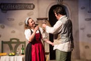 Die Darsteller proben eine Szene bei der Hauptprobe. (Bild: Manuela Jans-Koch)
