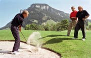 Bei der Eröffnung des Golfplatzes Flühli-Sörenberg mit den damaligen Verantwortlichen: Captain Paul Sturzenegger, Genossenschaftspräsident Ernst Wicki und Präsident Manfred Aregger (von links). (Bild: © Peter Fischli)