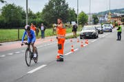 Verkehrshelfer weisen während der Paracycling-WM den Weg. (Bild: pd/christian roos)
