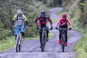 Die Biker René Zimmermann, Reto und Linda Indergand (von links) bei der Direttissima Nord über den Gotthard, ganz nach dem Motto: «Oben drüber statt unten durch». (Bild: Keystone / Alexandra Wey)