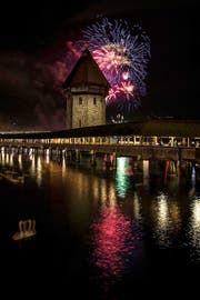 Ein Bild vom Feuerwerk Anfang dieses Jahres über dem Luzerner Seebecken. (Bild Keystone/Alexandra Wey)