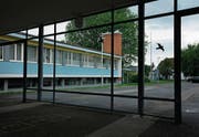 Das Schulhaus Sternmatt 1 soll durch einen Anbau ergänzt werden. (Bild: Stefan Kaiser (Baar, 6. Juni 2017))