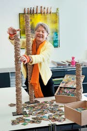 Aufgetürmte Erinnerungen: Zum Abschied erhielt Gabrielle von Büren von jedem der rund 1600 Kantischüler ein bemaltes Holzplättchen. (Bild Boris Bürgisser)