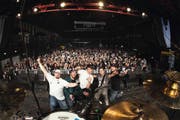 Die Band: DJ Freddy K alias Cédi Guldin, Sänger Mitch Schuler, Bassist Willy Kläy, Gitarrist André Murer und Drummer Patrick Boog (von links) nach ihrem Auftritt auf der Hauptbühne. (Bild: PD)