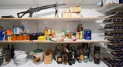 Wehrpflichtige lagern ihre Dienstwaffe lieber zu Hause: Ende Juni waren schweizweit nur gerade 789 von 170 000 persönlichen Armeewaffen im Zeughaus hinterlegt. (Bild: Keystone/Martin Rütschi)