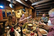 Joel Wicki (rot-weisses Hemd) geniesst das Fondue im Restaurant Schwarzenegg auf Sörenberg mit Freundin Alicia, Bruder Kevin, Vater Herbert, Kevins Freundin Martina (verdeckt) und Mutter Esthi. (Bild: Roger Grütter (Neue LZ))