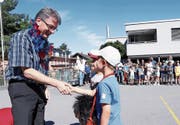Jürg Portmann wird von den Schülern in Walchwil besungen und beschenkt. (Bild: Werner Schelbert (6. Juli 2017))