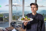 Robin Fraser, seit neun Jahren Küchenchef im Hotel-Restaurant Sonnenberg ob Kriens, mit klassisch und perfekt angerichtetem Rehschnitzel. Das Wild stammt aus nächster Nähe. (Bild: Boris Bürgisser / LZ)