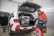 Roger Tellenbach zeigt die Ausstattung des Autos. (Bild: Corinne Glanzmann)