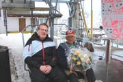 Der technische Leiter Tobias Gisler (links) und der langjährige Mitarbeiter Erich Wegmann auf der letzten Fahrt der 2er-Gondelbahn Andermatt-Nätschen. (Bild: PD (Andermatt, 19. März 2017))