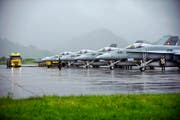 Die Militärjets starten und landen diese Woche ausnahmsweise in Buochs – allerdings machte das Wetter gestern Vormittag den Verantwortlichen einen Strich durch die Rechnung. (Bild Corinne Glanzmann)