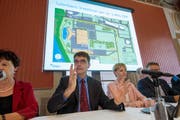 Jörg Thömmes und Natascha Schill von Biogen präsentierten am 30. Juni ihre Pläne für den Bau einer biopharmazeutischen Anlage in Luterbach SO. Rechts der Solothurner Baudirektor Roland Fürst. (Bild: Keystone/Lukas Lehmann)
