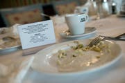 Im Hotel Monopol werden die Gäste mit solchen Tischschildern zum sinnvollen Umgang mit dem Essen aufgefordert. (Bild: Neue LZ)