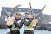 S-CHANF, 11MAR18 - Roman Furger (L, 1., M, Schweiz) und Nadine Faehndrich, (R, 1., F, Schweiz) posieren mit ihren Trophaeen im Ziel des 50. Engadin Skimarathon am 11. Maerz 2018 in S-chanf. Impression of the 50th Engadin Skimarathon, a cross country skiing race over 42,195 kilometres and more than 14,000 participants, in the Engadine Valley, Switzerland, March 11, 2018. swiss-image.ch/Photo Remy Steinegger (Bild: Remy Steinegger/Swiss-Image (S-chanf))
