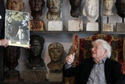 Künstler Rolf Brem vor einer Sammlung Porträtköpfe. (Bild: Archiv Keystone)