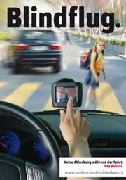 Mit diesen Bild macht die Polizei auf die Gefahren von Ablenkung im Strassenverkehr aufmerksam. (Bild: Zuger Polizei)