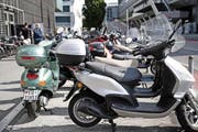 Motorrad-Parkplätze beim KKL. Davon gibt es in der Innenstadt nur wenige. (Bild: Neue LZ / Manuela Jans (Archiv))