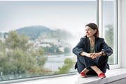 «Mich haben schon immer die Ränder des Denkens interessiert, auch die des Nichtwissens»: Christine Abbt, hier an einem Fenster in der Universität Luzern. Bild: Corinne Glanzmann (23. September 2016).
