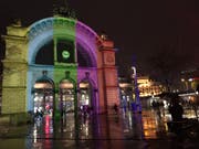 Der Torbogen vor dem Bahnhof Luzern wird am Luzerner Fest beleuchtet. (Bild: Luzerner Fest)