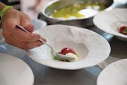 Tomatenmousse im Tomatenmantel gepaart mit einem umgewandelten Mozzarella-Stück.