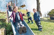 Leon (von links), Michelle, Nico und Luca geniessen die Sonne. (Bild: Roger Grütter (Neuenkirch, 23. März 2017))
