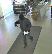 80-jähriger Bankräuber von Meggen gesteht weiteren Banküberfall: Im November 2012 bedrohte er die Angestellten der Valiant Bank in Meggen mit einer Waffe und verlangte Bargeld. Trotz Zeugenaufruf konnte der Mann damals nicht gefasst werden. (Bild: Staatsanwaltschaft Luzern)