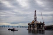 Eine Ölbohranlage der Transocean Ltd. in der Guanabara Bay in Rio de Janeiro. (Bild: Keystone / Archiv)