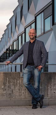 Fabian Zumbühl gestern nach der Diplomfeier. Er kann sich über seinen Masterabschluss freuen. (Bild: Roger Grütter (Luzern, 15. September 2017))