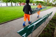Mitarbeiter des Strasseninspektorats montieren am Carl-Spitteler-Quai Sitzbänke. (Bild: PD / Emanuel Ammon)
