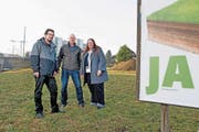 Andreas Kappeler (Grüne), Sigisbert Regli (SP) und Barbara Fas (SP, von links) auf einer gemeindeeigenen Wiese im Gebiet Gersag. Dieses Land darf nun nicht mehr verkauft werden. (Bild: Corinne Glanzmann (Emmen, 12. Februar 2017))