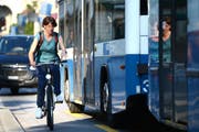 Eng: Ein Velo wird am Luzerner Schweizerhofquai von einem Linienbus überholt. (Bild: Eveline Beerkircher / Neue LZ)