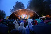 Trotz vielen Niederschlägen fanden 4500 Musikfans den Weg ans B-Sides Festival auf dem Sonnenberg. (Bild: Dominik Wunderli / Neue LZ)