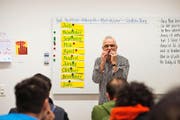 Deutschunterricht im Asylzentrum Sonnenhof in Emmenbrücke: Lehrer Urs Jans übt mit den Asylsuchenden die Namen der Monate. (Archivbild Dominik Wunderli)