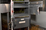 Der gesprengte Briefkasten in Ennetmoos. (Bild: Kantonspolizei Nidwalden)