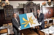 Stubenherr Jean-Pierre Kilchmann (links) und Stubenschreiber Albert von Frisching mit der neuen Fahne in der Gesellschaftsstube der Herren zu Schützen am Löwengraben 24. (Bild: Pius Amrein (Luzern, 15. September 2017))
