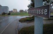 Die Mattenstrasse in Steinhausen soll bis zur Hauptstrasse verlängert werden. (Bild: Stefan Kaiser (Zuger Zeitung))