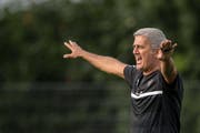 Der Trainer als Verwalter: Vladimir Petkovic am Samstag beim Training der Nationalmannschaft in Freienbach. (Bild: EPA)