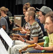 Konzentriert bei der Arbeit: das Gitarrenorchester von Christy Doran. (Bild Dominik Wunderli)