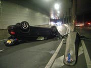 Der Autofahrer prallte auf der Axenstrasse in diesen Betonpfeiler. (Bild: Kantonspolizei Uri (Sisikon, 25. August 2017))